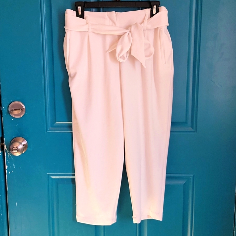 White High Waisted Capri's with Pockets and Bow